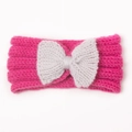 Dettaglio macro della fascia in maglia rosa per neonati con fiocco color crema - Rosso Rosa + Beige