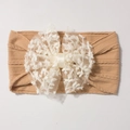 Gros plan du bandeau bébé élastique avec nœud en dentelle blanche et tricot côtelé marron - Café