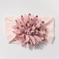 Dettaglio della fascia elastica rosa per neonati con trama a maglia e fiore a pois marroni - Rosa Chiaro