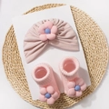 Détail de l'ensemble bonnet et chaussettes en tricot rose pour bébé avec fleurs 3D - Rose chair