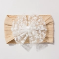Détail du bandeau côtelé pour bébé avec un grand nœud en dentelle florale blanche - Beige Café