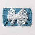 Détail du bandeau bébé avec ruban côtelé sarcelle et grand nœud en dentelle blanche - Bleu Marine