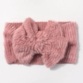 Gros plan du bandeau en peluche rose avec texture polaire douce et nœud papillon - Vieux Rose