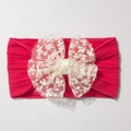 Détail d'un bandeau pour bébé rouge avec gros nœud en dentelle blanche et centre en satin - Rouge