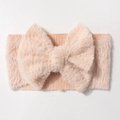 Détail d'un bandeau bébé à nœud en peluche douce et texture de tissu orange rose - Rose Chair