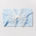 Détail d'un bandeau bébé bleu ciel en maille côtelée avec nœud en dentelle florale - Bleu