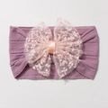 Détail d'un bandeau mauve pour bébé avec grand nœud en dentelle et maille torsadée douce - Violet Taro