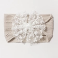 Détail d'un bandeau bébé en tissu côtelé kaki avec un grand nœud en dentelle blanche - Gris
