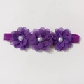 Détail de fleurs en mousseline violette avec perles sur bandeau élastique pour bébé - Violet foncé