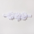 Détail de trois fleurs en mousseline blanche avec perles sur bandeau bébé - Blanc