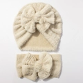 Vue détaillée de l'ensemble bébé en peluche beige avec bonnet et bandeau à gros nœuds - Beige