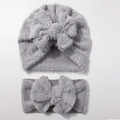 Détail d'un ensemble bonnet gris en peluche avec nœud et bandeau assorti pour bébé fille - Gris