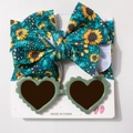Détail du bandeau bébé avec motifs tournesols et ensemble de lunettes de soleil coeur - Tournesol Bleu Lac (H)