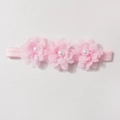 Dettaglio della fascia rosa per neonata con fiori in chiffon e perle d'imitazione bianche - Rosa Chiaro