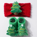 Detalle de set navideño de punto con diadema y calcetines con árbol 3D y bordado festivo - Estilo Árbol de Navidad Verde