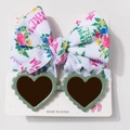 Détail d'un bandeau à fleurs et lunettes de soleil en cœur sur carte cadeau - Motif Floral Multicolore (F)