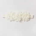 Dettaglio fascia neonato bianca con tre fiori di chiffon e perle eleganti applicate - Beige