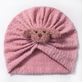 Dettaglio del cappello a turbante rosa per neonati con trama a trecce e morbido cane - Rosa