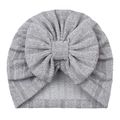 Gros plan du bonnet turban pour bébé gris avec texture tricotée et grand nœud - Gris