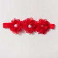 Détail du bandeau bébé avec fleurs en mousseline rouge et perles blanches centrales - Rouge
