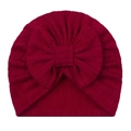 Détail du bonnet turban pour bébé rouge foncé avec texture en maille jacquard et grand nœud - Rouge