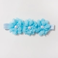 Détail de fleurs en mousseline bleu clair avec perles sur bandeau élastique bébé - Bleu