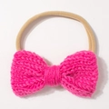 Nahaufnahme des rosafarbenen gestrickten Schleifen-Stirnbands mit nahtlosem Nylonband - Rosenrot