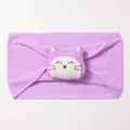 Gros plan d'un bandeau élastique violet pour bébé avec motif de chat brodé en 3D - Violet