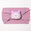 Détail du bandeau en nylon violet avec chat en peluche 3D et broderies délicates - Violet Taro