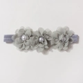 Détail du bandeau bébé avec trois fleurs en mousseline grise et perles centrales - Gris