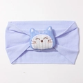Gros plan d'un bandeau en nylon violet doux avec décoration de chat en peluche bleu clair - Mauve Clair