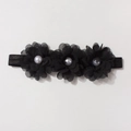 Détail du bandeau à trois fleurs en mousseline noire avec perles grises et élastique - Noir