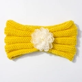 Detalle de la textura de punto de una diadema amarilla para bebé con flor de tela 3D - Amarillo Tierra