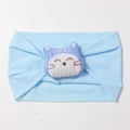 Détail d'un bandeau bébé avec chat brodé violet sur un tissu élastique bleu doux - Bleu