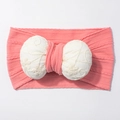 Dettaglio della fascia rosa lavorata a maglia per neonati con fiocco ricamato in pizzo - Malva Scuro
