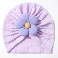Primer plano del gorro de punto violeta claro para bebé con textura de trenza y flor - Morado