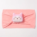 Dettaglio fascia neonata con gatto di peluche 3D carino su morbido tessuto rosa elastico - Rosa