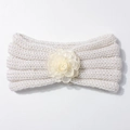 Detalle de diadema tejida para bebé color crema con ondas y una flor con perlas - Beige