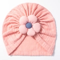 Gorro turbante de punto rosa para bebé con una gran flor decorativa y centro azul - Brote de Nieve