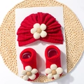 Dettaglio cappello a turbante rosso per neonati e calzini con fiori 3D bianchi - Rosso