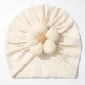 Detalle de turbante para bebé en punto crema con gran flor 3D y textura suave - Beige