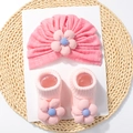 Dettaglio del set neonato rosa con cappello e calzini decorati con grandi fiori in tessuto - Rosa