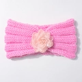 Detalle de diadema de punto rosa para bebé con flor de satén y centro de perlas - Rosa