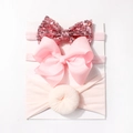 Dettaglio del set di 3 fasce per capelli rosa per neonata con paillettes e fiocchi morbidi - Rosa Chiaro