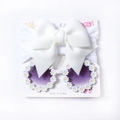 Detail van baby zomersethand met witte strik hoofdband en madeliefje zonnebril op kaart - Wit