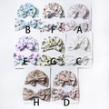 Vue détaillée des ensembles bonnet bébé noué et bandeau avec divers motifs floraux - Collection Toutes Styles