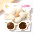 Detail von Baby-Spitzenstirnband mit Kordblume und beige Retro-Rundsonnenbrille - Beige