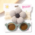 Spitzen-Baby-Haarband mit Cord-Blume und runder Sonnenbrille auf Sommerkarte - Grau