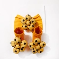Detailansicht von ingwergelbem Baby-Stirnband und Socken-Set mit 3D-Blumenherzmustern - Erdgelb