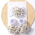 Detail von Baby-Stirnband und Socken-Set in Weiß mit schwarz gepunkteten 3D-Blumen - Weiß